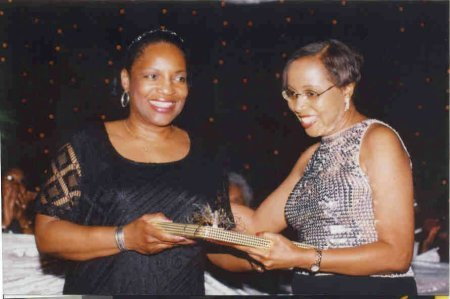 gift-to-dale-emeagwali_jamaica-medical-foundation-banquet_kingston-hilton-hotel_march-24-2001