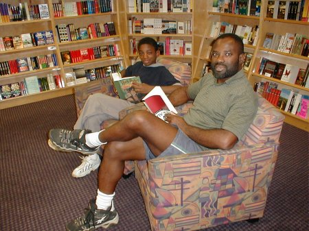 ijeoma-and-philip-emeagwali-at-bibelot-bookstore-1819-reistertown-road-baltimore-maryland-october-21-2000-2