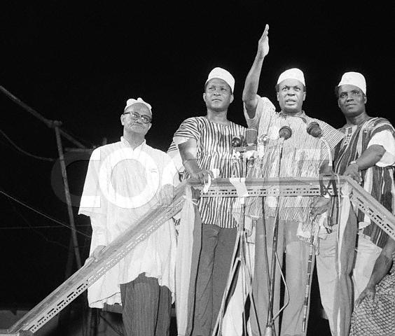 6 mars 1957: le Ghana accède à l'indépendance. dans Afrique Kwame-Nkrumah-Waving-to-Crowd-Accra-Ghana-march-6-1957